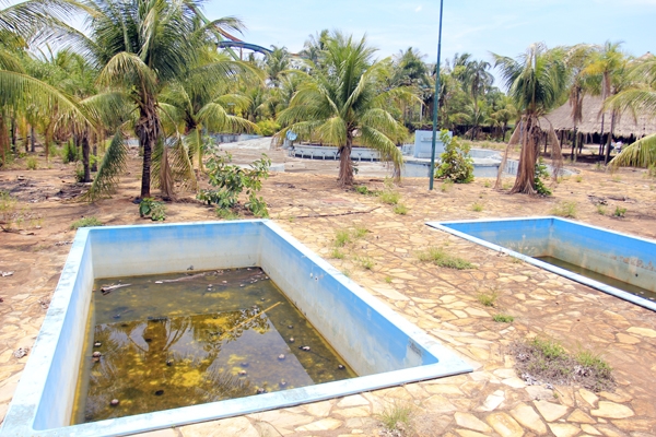 ABANDONO - O Wet World foi desativado, mas ainda é motivo de polêmica. Na foto, água parada em piscinas e sujeira no clube